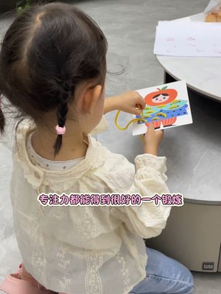 多给娃玩#穿绳板 不仅可以锻炼孩子的动手能力和专注力,对于小朋友的生活技能也有很大的帮助!#专注力培养 #益智玩具