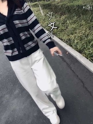 这世上除了你自己,没有人能真正懂你,角度不同,又怎会相互理解,位置不同,又怎能感同身受,有些委屈,除了自己谁也看不见,有些苦衷,除了沉默,谁也不能说,说不出的痛最无奈,没人懂的苦最心酸,以前难过了会哭,因为解决不了,后来难过了会忍,因为改变不了,现在难受了会笑,因为无所谓了,生活就是这样,能自己扛就别声张#简约穿搭 #显瘦穿搭