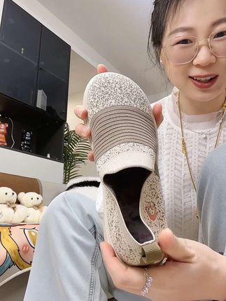 给我妈买的飞织网面老北京布鞋,上脚巨舒服,我天天焊脚上了,遛娃开车买菜散步穿着太得劲了 #一脚蹬 #脚宽脚胖都可以 #软底软面穿上超舒服 #舒服透气不臭脚 #好鞋推荐