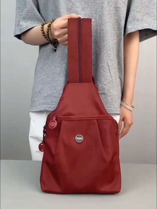 牛津布时尚轻便多背法女包 – 胸包+双肩包,自由切换 既可斜跨胸前当胸包,又可双肩背负解放肩膀。采用高密度牛津布,轻便耐磨,防水防刮,适合日常通勤、旅行等多种场景#女士胸包 #一包多用 #牛津布包 #女士背包#双肩包推荐