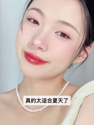 我说完美日记你别太懂爱漂亮的敏敏唇了!这次春夏新色黄皮淡人真的百涂不腻!不愧是妆养尖子生,质地还是这么的让人安心,一上嘴立马感受到精华的保湿沁润感,润得树皮唇乖乖舒展~晚上卸妆发现嘴巴干燥舒缓了多!竟然有种被呵护修护的感觉!#口红 #美妆种草 #口红试色 #完美日记首创仿生膜精华口红 #口红推荐
