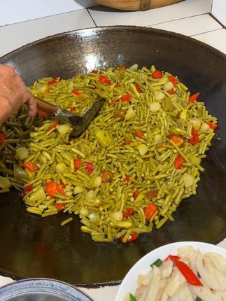 在我们安徽太湖,不管桌上有多少菜,这碗下饭咸菜都少不了,家里腌制的咸菜,没有甜味酒味,没有防腐剂,菜籽油炒出来特别香,好吃下饭#农村传统美食 #家的味道#下饭神器
