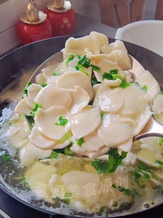 山西人经常吃的一道#面食#削面片 ,筋道滑溜,特好吃!#家常美食 #削面刀 #厨房好物