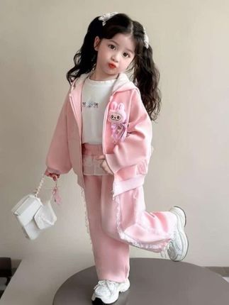 为什么要对孩子好一点,这是我听过最好的答案:因为幸福的童年治愈一生,不幸的童年一生治愈,所以我们要尽量对孩子好一些,让他们小时候尽量快乐,因为长大后他们也会遇到很多的苦,到了那个时候,小时候的快乐,会成为他们最美好的回忆和安慰。#陪你长大 #女童穿搭 #女童套装 #高级感穿搭 #高品质童装