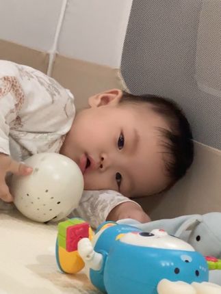 #ི࿆记录人类幼崽成长记 #宝宝睡觉 #乖巧宝宝 #我是无敌的无敌的小可爱 广大网友 谁能告诉我 他此刻在想什么😀?#自己玩的不亦乐乎