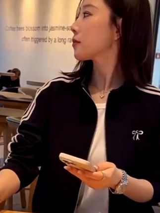 2025爆款短款三条杠薄款棒球服外套女春秋季宽松时尚美式运动上衣#气质这一块拿捏死死的 #显瘦穿搭 #高级感穿搭 #休闲减龄穿搭