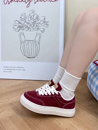 谁穿谁好看,复古酒红真的绝了!#厚底帆布鞋 #环球女鞋 #酒红色帆布鞋 #休闲板鞋 #平价鞋子