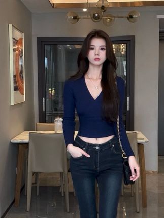 辣妹性感穿搭深V领螺纹打底衫长袖针织衫收腰上衣女#今日穿搭 #美背 #高级感穿搭 #气场全开 #有点上头