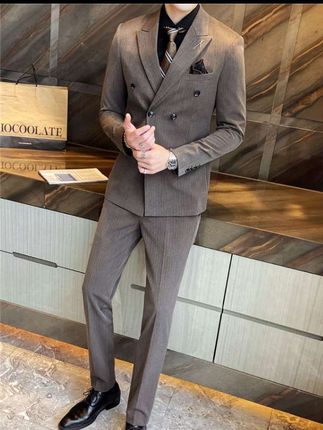 喜欢穿西装的朋友们看过来了,这套韩版人字纹三件套西装真的很不错,它是新郎结婚礼服三件套,还是双排扣的,非常有气质。它是人字纹的面料,不仅垂感好,还不易皱,无论是出席正式会议还是朋友聚会都能穿,而且现在下单还赠送运费险哦,赶紧点击下方链接购买吧!