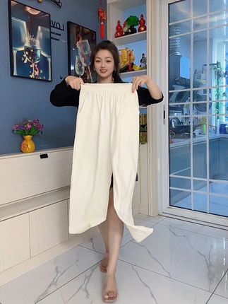 #创作者中心#创作灵感 说不老吧!头发也白了,说老吧才四十出头,突然发现这几年长了很多的白头发,还没来得及认真的年轻,就只能选择认真的老去,妥妥的成为了一名老阿姨#夏季穿搭 #阔腿裤#胖瘦都能穿