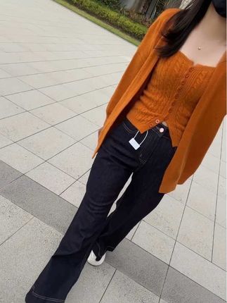 多年后再看曾经的执念,会发现那些让你辗转难眠的事,不过是人生书页里,轻轻一翻就过的篇章。#韩系针织开衫两件套#秋季穿搭