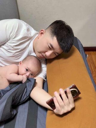 洗完澡出来 礼物成功给他爸哄睡了#萌娃 #爸爸带娃 #人类幼崽