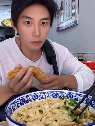 吃完碳水,原地就睡#西北美食 #美食 #吃面