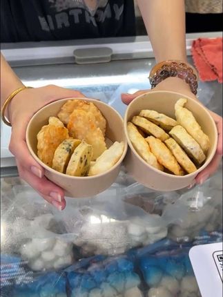 在潮汕,除了把新鲜食材做成丸子,还能做成肉饼和肉卷! 用来香煎真的很香!#谢氏盛兴 #品兴食品 #丸子