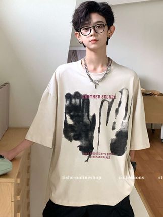 这款超绝的水墨印花T恤,谁穿谁好看~ 宽松版型,不挑身材,日常出街、休闲放松都能搭。米色底色干净清爽,水墨图案艺术感拉满,独特又吸睛,穿上直接拿捏松弛感。面料柔软亲肤,透气舒适,夏天穿完全没负担。#男童穿搭 #潮酷男孩 #潮流穿搭 #男童短袖