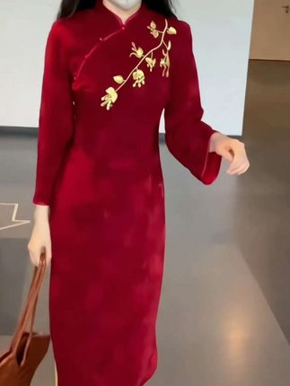 这件旗袍真的太美了!如果你也喜欢这种复古又优雅的中式穿搭,那可千万别错过它。它是重工提花面料,质感很好,穿上身很舒服,而且还能凸显你的身材曲线,让你看起来更迷人。无论是出门逛街还是参加重要场合,穿它都很合适,可以轻松驾驭各种风格,简直美炸了!快来选一件属于你的专属旗袍吧!#总要穿一次红色旗袍吧 #东方美 #优雅气质 #国风古韵 #复古旗袍