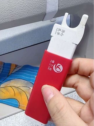 我们厂里不管岁数大的岁数小的都在用这款穿针器,速度是真快呀,#闭眼穿针器#穿针器#缝纫日常#服装制作