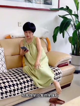夏天到了,给大家分享一款猫人吊带睡裙,它是冰丝面料制成的,非常凉快舒服,而且还是自带胸垫的设计,不用再担心走光的问题了。#夏季穿搭 #可外穿睡衣裙 #睡衣家居服