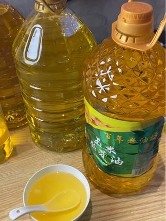 东北玉米胚芽油 天然营养 健康美味 滴滴清香 这瓶东北玉米胚芽油,原料源自东北肥沃黑土地产出的饱满玉米。经先进物理压榨工艺,最大程度保留天然营养,炒菜油烟少,凉拌风味佳,给家人更健康的饮食。#东北玉米胚芽油#玉米胚芽油#玉米油#非转基因食用油