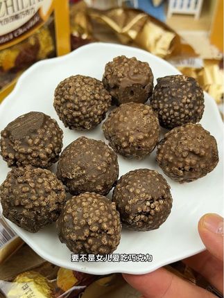 这个巧克力金沙球啊,简直好吃到哭,你看看这个巧克力啊,丝滑细腻,入口即化。#巧克力#巧之恋#这也太好吃了