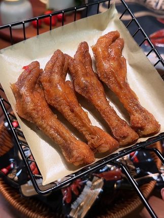 晚上追剧来两根这个虎皮凤爪也太快乐了吧!香香辣辣的一嗦脱骨,巨香巨好吃!#良品铺子 #虎皮鸡爪 #解馋
