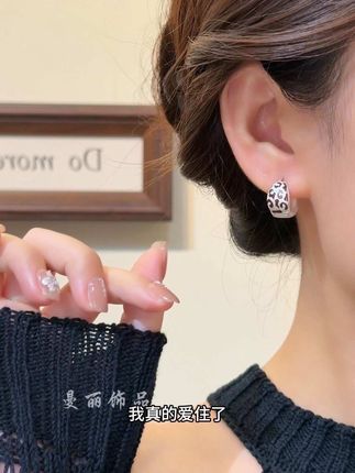 双面可戴的豹纹纹理耳扣,戴上气质感超绝#耳环控 #饰品搭配 #首饰分享