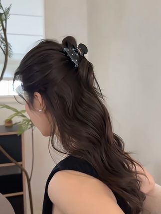 章若楠真的好美啊 在剧集中高度出现的发卡哦 黑色发夹体 带有小钻石点缀,很像夜空中的繁星简约大方却不是很普通的那种,是百搭款哦 #鲨鱼夹 #发夹推荐 #抓夹 #明星同款 #章若楠