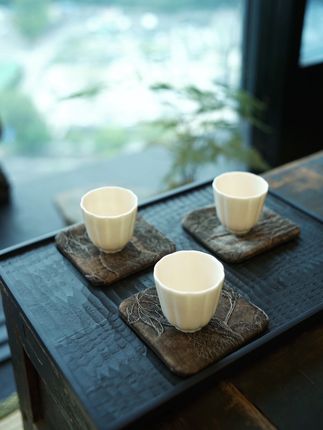 油丝香云纱茶垫:古韵与百搭的茶艺之选 置于茶席,它不仅是实用的隔热垫,更是美学的点睛笔。香云纱的厚重质感,承托着茶杯,让每一次斟茶都似一场工艺与生活的对话;其独特的纹理,在光影下流转着复古韵味,为茶空间增添一份沉静的高级感。#茶垫 #杯垫 #壶垫 #茶席