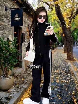 有人问,你会为你的孩子带孩子吗,我的回答是,只要孩子需要我会随叫随到,如果需要出力,我必全力以赴成为他们的依靠,如果需要出钱,我定倾力支持成为他们的底气,因为想要一个家庭变得更好,不能只靠一个人,而是需要每一代的托举,才能更上一层楼,我们辛苦奋斗大半生,不就是为了孩子,能站在我们的肩膀上看的更远吗?#时髦穿搭 #潮人穿搭 #女童套装 #韩版穿搭 #休闲风