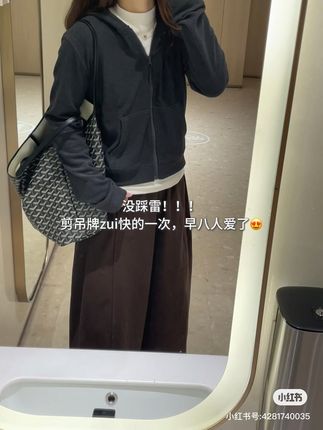 分享一件看似普通上身超显瘦的连帽卫衣!!这件两个颜色我都自留了😌 超好穿的!!面料很舒服!! 毛绒绒软糯糯的 摸着穿着都很亲肤 整体版型是很正的那种,上身真的很显瘦!! 日常单穿叠穿都很好看!!而且灰色是长期主义穿搭必备的单品了!!#慵懒风穿搭 #连帽卫衣 #显瘦穿搭 #格雷系穿搭 #早秋穿搭