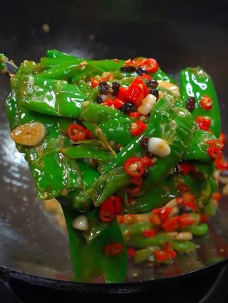 皮薄牛角椒,炒鸡蛋,炒肉,炒豆豉,都非常下饭#优质农产品 #味道棒棒哒 #青辣椒