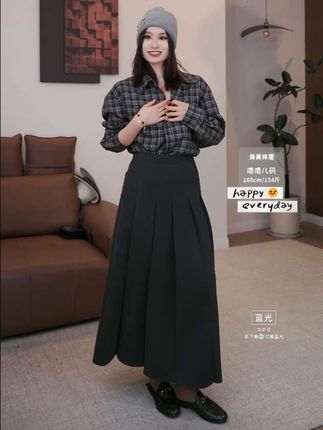 这条毛呢半裙,版型巨好,很适合梨形身材,肚子上有肉肉也不用担心,上身真的很遮肉显瘦,侧面也很平平坦坦,长度刚好把大腿最粗的地方挡住,而且还是加厚毛呢面料,冬天穿既保暖又好看,搭配各种外套都很有秋冬氛围感,真的太爱了#时髦穿搭 #简约大气 #百搭半裙