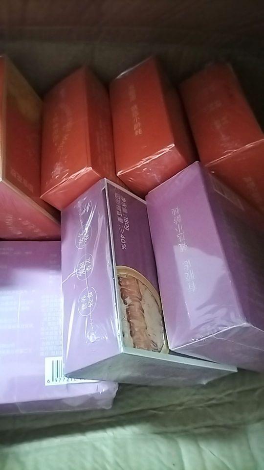 小龄炖的即食花胶太懂滋补党的心了!杨枝甘露味的花胶,一口就能尝到浓郁的芒果椰香,花胶Q弹有嚼劲,固形物含量很实在,每一口都能吃到满满的胶质,甜而不腻,当下午茶或加餐都很合适。血糯米椰汁味的也很惊艳,血糯米软糯入味,椰汁香浓醇厚,和花胶搭配得恰到好处,口感层次超丰富。而且都是即食的,开盖就能吃,对于忙碌又想滋补的人来说太友好了,妥妥的滋补美味双在线,两款口味都值得无限回购! 物流速度:快 性价比:高 包装品质:很好#我在抖音买买买