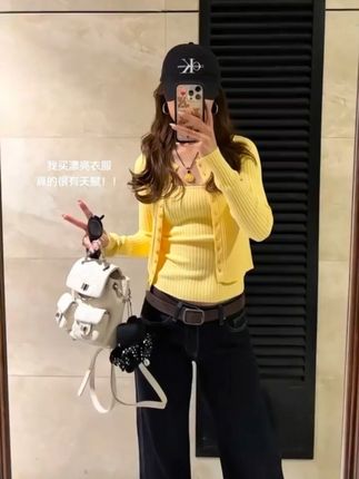 小鸡黄真的好爱好显白~ #二三十块的小上衣秋装测评 #ootd穿搭 #早秋显身材平价上衣合集 #今天穿什么 #梨形身材穿搭大赏