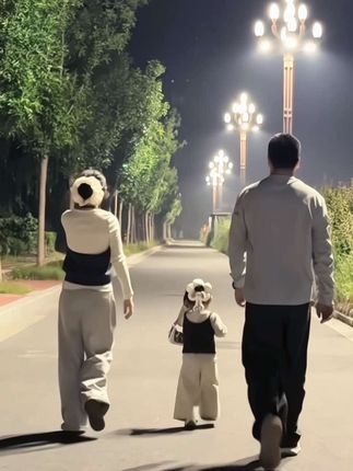 哪有什么轰轰烈烈的爱情呢 能和相爱的人生活在小县城 有个稳定的小家 有属于我们的宝宝 一起三餐四季 柴米油盐 和他携手到老就已经很幸福了 #一家三口