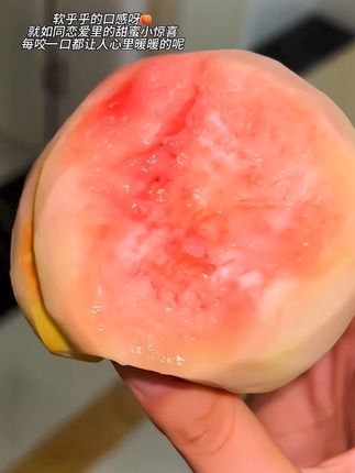 水蜜桃软乎乎的口感呀,就如同恋爱里的甜蜜小惊喜,每咬一口,都让人心里暖暖的呢!#实现桃子自由 #每日水果 #桃子 #水果自由#水蜜桃