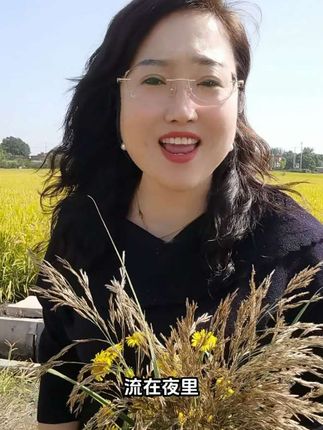“一遍一遍清洗回不去的过去,为何我爱你那样尽心尽力…”#情感音乐 #地道的农村姑娘 #田间地头走一走