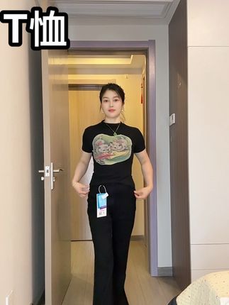 #被秋日氛围感穿搭拿捏了 姐妹们,这个小猫上衣真的太可爱了!它是这种修身的版型,所以显得身材巨好,外穿内搭都好看,而且还是蛮便宜的,关键是质量也很好啊,摸起来就是那种很舒服的面料。然后它上面的小猫印花也是特别可爱的,就随便搭个牛仔裤都超好看的,喜欢的宝贝可以买回去试一下哦!#气质范 #显瘦搭配 #辣妹T恤
