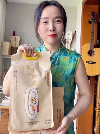 今年的台山丝苗新米终于上市了!我们家超爱,吃完必回购。开袋米香浓郁,米粒细长透亮,煮饭满屋香,米饭干爽带软糯,做煲仔饭焦香绝了。真空装锁鲜,自家吃、招待客人都合适。没尝过的真心推荐,吃过就想再买,我们家回购N次了!推荐朋友都在回购,可别错过了这款好米#丝苗米 #优质农产品 #妈呀太香了 #丝苗米饭油亮而松软 #强烈推荐
