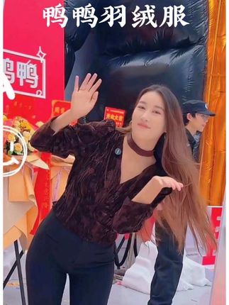 国庆春熙路必冲!鸭鸭全球旗舰店开业,499元抱走3件轻薄羽,太香了#春熙路鸭鸭旗舰店开业了 #我在春熙路看鸭鸭 #春熙路巨型羽绒服 #萌小猫在鸭鸭旗舰店