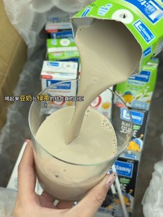 力大狮牛奶,当地的国民豆奶出了名的好喝,上次去泰国喝了一次就念念不忘#强烈推荐 #力大狮豆奶 #强烈推荐 #牛奶 #买它