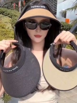 想要防晒效果好又透气舒适的姐妹们,快来看看这顶防晒帽!它不仅防晒还特别轻盈,戴上后完全感觉不到重量,而且还是加大的帽檐设计,可以很好的保护眼睛不受紫外线伤害。喜欢的话就快来吧!#百搭遮阳帽 #夏季遮阳帽 #遮阳防晒 #视频同款 #携带方便