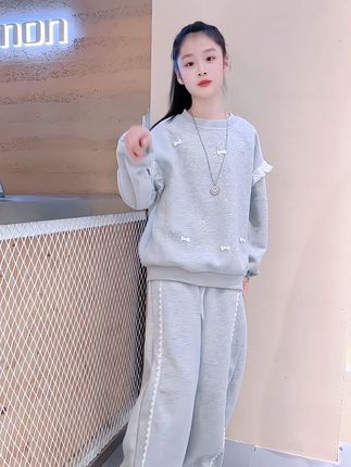 #创作灵感 三分长相,七分打扮,女孩子从小就要多给她尝试不同风格,提高穿衣品味,她会更自信#这也太好看了 #女童秋装套装#文童春秋套装 #高品质童装 女宝身高150,穿的160码合适@DOU+上热门 @DOU+好生意 @抖音小助手