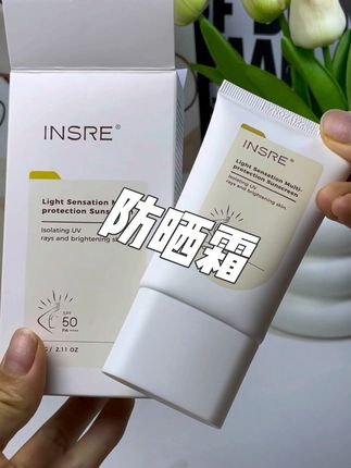 给姐妹们安利一款我最喜欢的防晒霜,主打防晒舒缓养肤,提亮肤色。奶油质地轻薄不厚重。50+防晒而且还防水防汗。