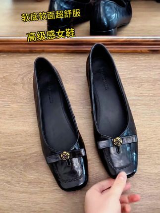 羊皮版方头法式山茶花蝴蝶结坡跟单鞋,浅口通勤气质复古平底鞋#气质这一块拿捏死死的 #软底软面穿上超舒服 #洋气百搭