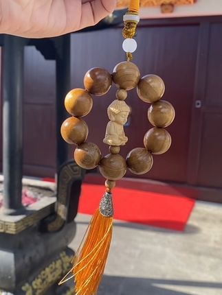 普陀山金丝楠木车挂,自带香气,挂在车里就是一个天然香氛,中间配了一个宝宝仏,寓意也非常好,有车的朋友这个车挂你心动了吗?#普陀山 #车挂 #车载好物 #金丝楠木