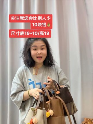 55508新品小篮子水桶包到货啦!拍的时候记得关注我,您比别人少10块钱哦!(看完视频看好大小下单)#铂金时袋#叶公子的包 #实体店他们家生意很好#实拍原视频