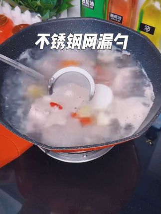 你拿什么跟我比,我可是304不锈钢的硬网漏勺,100目的网孔撇油打沫超级方便,整块钢板打孔,更加结实耐用!#厨房好物 #打沫勺#漏油勺#火锅漏勺