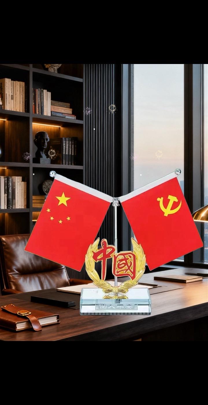 国庆节马上就到了,这个精致的国旗摆件放在车里太合适了!它是双面的,一面是五星红旗,另一面是香港特别行政区的旗帜,中间可以放上香水,让你的车子充满爱国情怀和淡淡的香气。#汽车摆件 #国庆节 #十月一国庆 #好物推荐🔥 #红旗汽车摆件 @抖加🔥上热门🔥dou+🔥热点宝