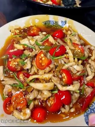 自从拥有了这款江湖泡椒酱,炒菜再也不用发愁做出来不好吃了。爱吃江湖菜的一定要试试。#泡椒酱 #家乡畔泡椒酱 #在家做美食